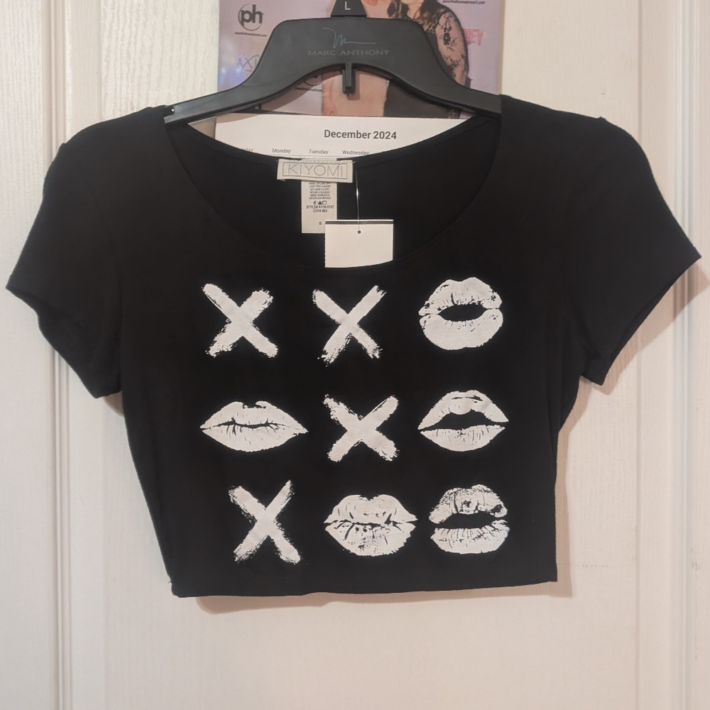 Kiyomi XOXO Kiss Lips Black White Graphic Short Sleeve Crop Top Shirt Size Small